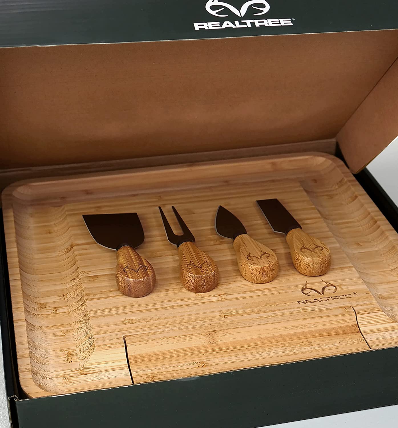 49017 - Realtree Bamboo Charcuterie Cheese Board & Knife Set USA